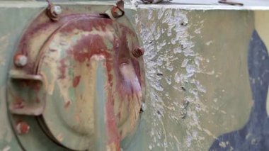 Zırhında delikler olan Rus savaş aracı. Yok edilmiş askeri zırhlı araçlar, devre dışı bırakılmış, havaya uçurulmuş ve yok edilmiş. Kurşun delikli zırhlı metal arka plan. Kümülatif delikten delik