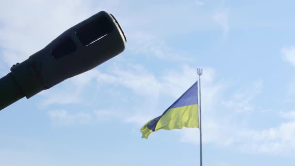 Grupper Antika Militära Vapen Mot Bakgrund Statsflaggan Ukraina Muggbroms Ett — Stockvideo