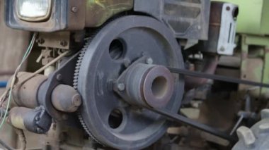 Karavanı olan tipik ağır dizel bir traktör. Kırsal kesimin tarım taşıma ekipmanları. Taşınabilir tarım ekipmanları, yürüyen minitractor. Başlangıç sistemi mekanik ve manüel.