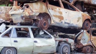 Otomobil Irpin, Kyiv bölgesinde. Ukrayna 'daki Rus ordusunun işgalinin sonuçları. Sivil nüfusun tahrip edilmiş arabaları. Yangından sonra arabalar. Ukrayna, Irpin - 12 Mayıs 2022