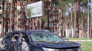 Araba kurşunla delik deşik olmuş. Ukrayna 'da savaş. Kyiv bölgesindeki savaş bölgesini boşaltmaya çalışırken sivillerin arabasını vurdu. Arabanın arka koltuğunda kurşun izleri var. Ukrayna, Irpin - 12 Mayıs 2022