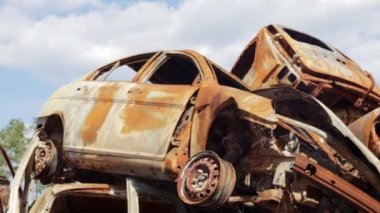 Irpin şehrinde otomobil. Kyiv bölgesi, Ukrayna. Rusya Ukrayna savaşı. Ukrayna 'daki Rus ordusunun işgalinin sonuçları. Sivil nüfusun tahrip edilmiş arabaları. Yangından sonra arabalar.