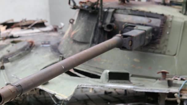 乌克兰战争 被摧毁的坦克 其炮塔被撕破 顶部有V型炮塔 损坏并烧毁了俄罗斯坦克 罐体上白色油漆的标志或符号 销毁的军事装备 — 图库视频影像