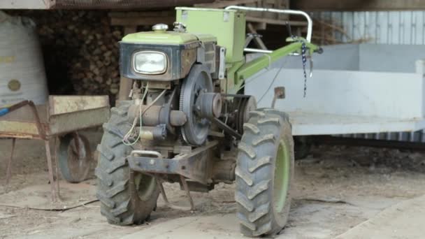 Karavanı Olan Tipik Ağır Dizel Bir Traktör Kırsal Kesimin Tarım — Stok video
