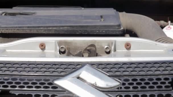 Logo Cracked Car Radiator Grille Close Disassembled Hood Car Repair — Vídeos de Stock
