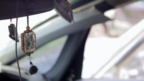 Ξύλινο Φυλακτό Εικόνας Στο Αυτοκίνητο Του Νικόλα Του Θαυματουργού Σειρά — Αρχείο Βίντεο