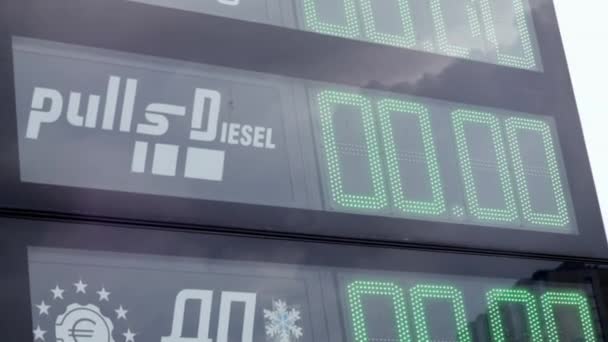 Primer Plano Cartel Una Gasolinera Que Indica Los Precios Gasolina — Vídeos de Stock