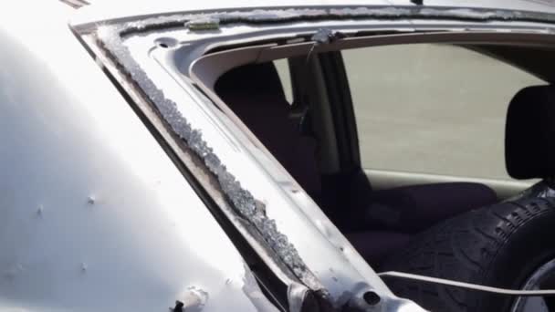 Auto Nehodě Rozbitým Zadním Oknem Rozbité Okno Voze Trosky Interiéru — Stock video