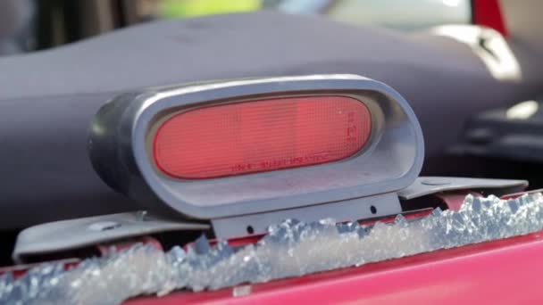 车祸后的红色车后窗坏了后部有刹车灯的汽车的窗户坏了 汽车残骸 街上一辆被损坏的现代汽车的特写镜头 — 图库视频影像