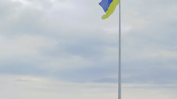 青い空と朝日に対して風の中で旗竿フラッター上の青と黄色の国の色のウクライナのフラグ ウクライナ人の公式の国家シンボル 愛国心 — ストック動画