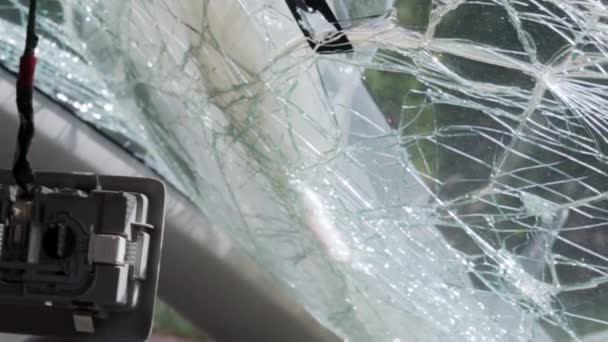 車のフロントガラスに弾丸の穴 自動車保険 民間人の車 壊れたフロントガラスと シールによって損傷を受けました ウクライナの領土のロシアの本格的な侵略の犠牲者 — ストック動画