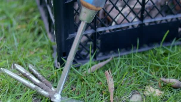Gartenwerkzeug Harke Chopper Für Die Gartenarbeit Auf Dem Hintergrund Von — Stockvideo