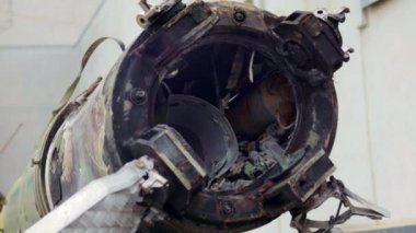 Operasyonel-taktik füze sistemi Tochka-U, 9M79M 'den geriye kalanlar. Hava savunma sistemi bir füzeyi düşürdü, bir kısmı da evin yakınına düştü. Sovyet taktik bombası yolda.
