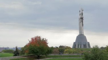 Anavatanın heykeli mavi gökyüzüne karşı. Ukrayna 'nın en yüksek heykeli. İkinci Dünya Savaşı 'nda Ukrayna Tarihi Müzesi' nin topraklarında yer almaktadır. Ukrayna, Kyiv - 08 Ekim 2022