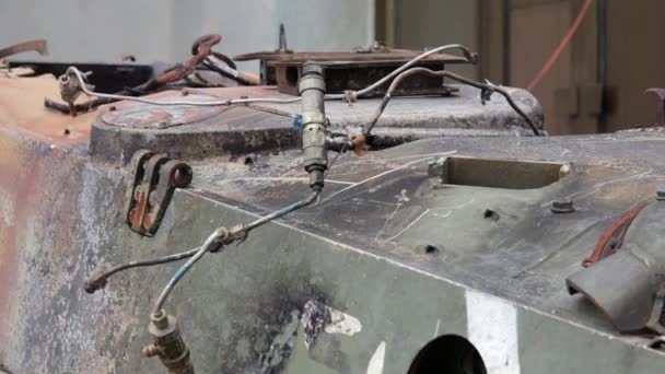 乌克兰战争 用撕破的炮塔摧毁的坦克 损坏和烧毁了军用坦克 在油箱上用白色油漆标出标志或符号 被毁的军事装备 对乌克兰的战争 — 图库视频影像