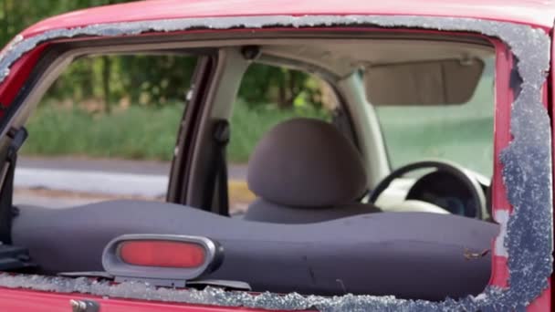 Röd Bil Efter Olycka Med Trasigt Bakfönster Krossat Fönster Bil — Stockvideo