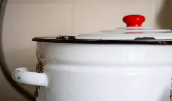 Grand Pot Blanc Avec Couvercle Une Poignée Rouge Trouve Sur — Photo