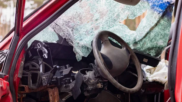 車の事故で壊れたフロントガラス 車のフロントガラスが壊れていた 防風車の事故だ 交通事故だ 壊れたガラスを交換するために修理会社が来る ストックフォト