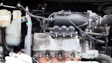 Yol kenarındaki güçlü bir çarpışmadan sonra çarpık bir vücutla oluşan çarpma sonucu buruşmuş bir araba. Sokakta trafik kazası, şehirde bir çarpışma sonrası hasar görmüş bir araba.