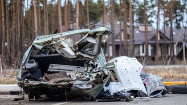 Yol kenarındaki güçlü bir çarpışmadan sonra çarpık bir vücutla oluşan çarpma sonucu buruşmuş bir araba. Sokakta trafik kazası, şehirde bir çarpışma sonrası hasar görmüş bir araba.