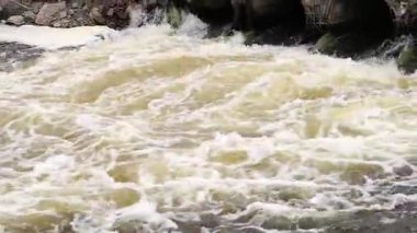 Borulardan nehire pis kokulu, kirli atık su taşıyan beton bir boru. Çevre ve su kaynaklarının kirliliği. Ekolojik felaket. Tehlikeli atık su.