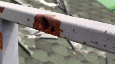 Borudaki kurşun deliği. Ukrayna 'da savaş. Bir mermi parçasından bir delik. Savaşın sonuçları işte. Metal borudaki kurşun delikleri..