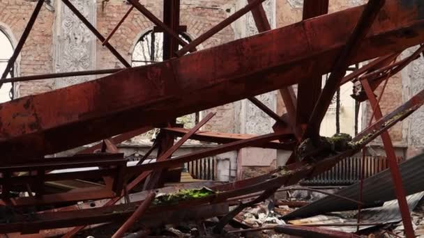 市内の文化の家の爆撃された建物 ロシアとウクライナの戦争 建物内の破壊された床の梁は大砲の砲弾 ロケットまたは空気爆弾によって打たれました — ストック動画