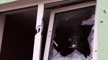Bir binanın kırık penceresinin dışarıdan görünüşü. Sokak suçları, vandalizm, suç faaliyetleri, hırsızlık, antisosyal şiddet davranışları. Kırık bir pencerede büyük cam parçaları..