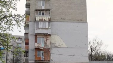 Çok katlı bir apartmanda yanmış daireler, Ukrayna 'daki savaşın sonuçları. Mermilerden zarar gören binalar. Ukrayna 'daki savaşın ürkütücü görüntüleri. Mülkiyet kalıntıları.