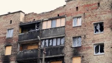 Çok katlı bir apartmanda yanmış daireler, Ukrayna 'daki savaşın sonuçları. Mermilerden zarar gören binalar. Ukrayna 'daki savaşın ürkütücü görüntüleri. Mülkiyet kalıntıları.