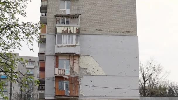 複数階建ての住宅建築物でアパートを焼き ウクライナでの戦争の結果 シェルによって損傷した建物 ウクライナでの戦争の実際の不気味な映像 財産の遺骸 — ストック動画