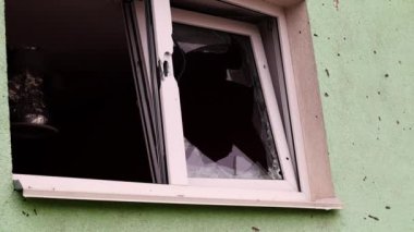 Savaş sonucu binanın camları parçalanmış ve hasar görmüş. Evler savaş sırasında topçular tarafından tahrip edildi ve yakıldı. Kırık camlar. Kavgada kırılan bir pencere..