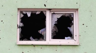 Savaş sonucu binanın camları parçalanmış ve hasar görmüş. Evler savaş sırasında topçular tarafından tahrip edildi ve yakıldı. Kırık camlar. Kavgada kırılan bir pencere..
