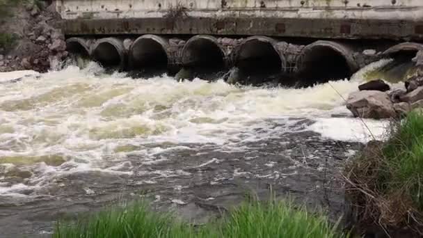 Contaminación Ambiental Desastre Ambiental Descarga Aguas Residuales Contaminadas Río Tuberías — Vídeo de stock