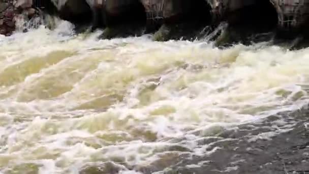 Miljøforurening Miljøkatastrofe Udledning Forurenet Spildevand Floden Fra Fabrik Betonrør Farligt – Stock-video