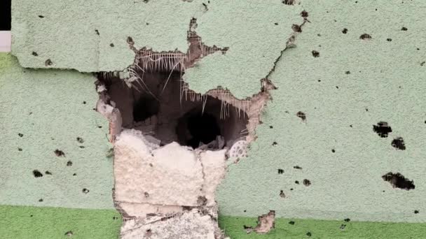 Einschusslöcher Und Granatsplitter Der Wand Der Front Kriegsnarben Betonwand Eines — Stockvideo
