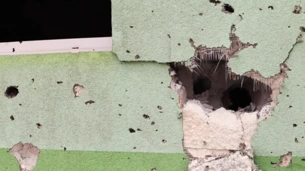 Einschusslöcher Und Granatsplitter Der Wand Der Front Kriegsnarben Betonwand Eines — Stockvideo