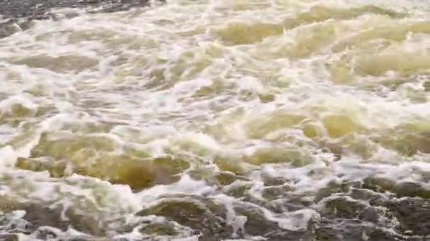河流急流 紧贴落水的抽象背景 水从岩石上流过 一条美丽而有力的湍急山河小河 河水奔涌而过 — 图库视频影像