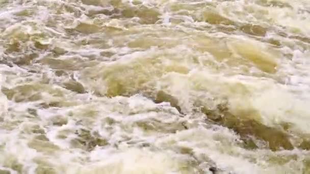 河流急流 紧贴落水的抽象背景 水从岩石上流过 一条美丽而有力的湍急山河小河 河水奔涌而过 — 图库视频影像