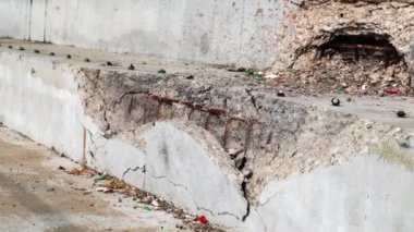 Ukrayna 'da savaş. Bir çocuk futbol okulundaki yıkılmış bir futbol stadyumunda, podyumdaki taraftarlar için kırık plastik banklar. Topçu ateşinin sonuçları..