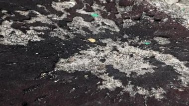 Ukrayna 'da savaş. Asfalttaki patlamadan gelen huni. Topçu mermisinin patlamasından geriye kalan iz. Roket saldırısının sonuçları. İranlı İHA 'lara saldırı.
