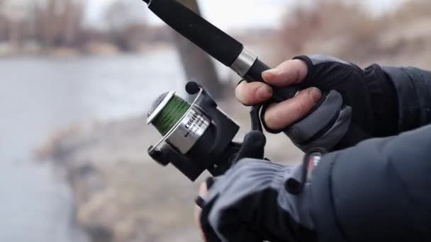 Feche Mãos Pescador Com Movimento Cambaleante Fiação Girar Carretel Pesca — Vídeo de Stock