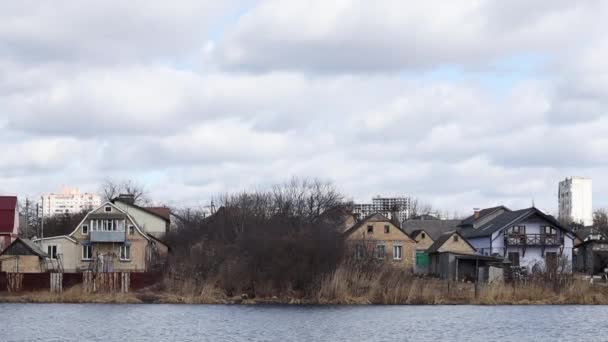 かわいいカラフルな家と街の湖 郊外の水辺に建つ2階建ての住宅群 — ストック動画