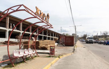 Ukrayna başkentinin banliyölerinde terk edilmiş bir alışveriş merkezi. Çevirisi zürafa. Bombalamadan sonra yok edildi, havaya uçtu ve sivil nesneleri yaktı. Ukrayna, Irpin - 29 Nisan 2023