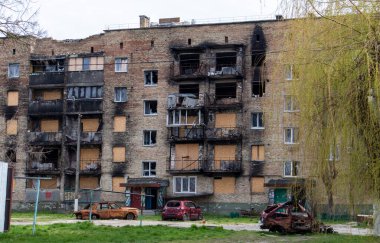 Çok katlı bir apartmanda yanmış daireler, Ukrayna 'daki savaşın sonuçları. Hava saldırısından sonra bombalanmış bir apartman. Ukrayna, Kyiv - 29 Nisan 2023