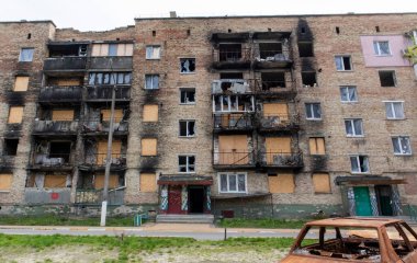 Çok katlı bir apartmanda yanmış daireler, Ukrayna 'daki savaşın sonuçları. Mermilerden zarar gören binalar. Ukrayna 'daki savaşın ürkütücü görüntüleri. Mülkün geri kalanı.