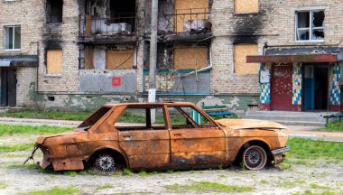 Şehirdeki bombalı saldırının sonuçları. Roket evi havaya uçurdu. Bombalanmış bir apartman ve hava saldırısından sonra yanmış arabalar. Mermilerden duvarlarda delikler var. Mülkiyet kalıntıları