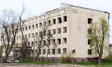 Ukrayna 'nın başkentinde savaşın sonuçları. Hava saldırısından sonra bombalanan bir bina. Roket evi havaya uçurdu. Duvarlarda kabuklardan delikler