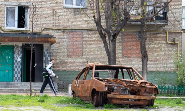 一辆被炮弹击中的破车停在一座多层住宅的院子里 俄罗斯和乌克兰之间的战争 被遗弃的汽车的残骸 乌克兰 2023年5月6日 — 图库照片