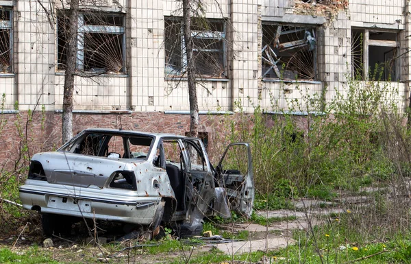 Разбитая Украинская Гражданская Машина Обстрелянная Артиллерией Стоит Дворе Разрушенного Дома — стоковое фото
